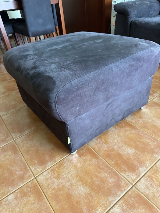 Sofá chaise longue espaçoso + pouf quadrado