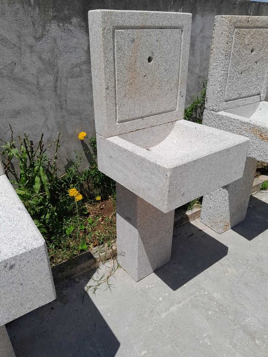 Fontanário em granito ,modelo linhas modernas