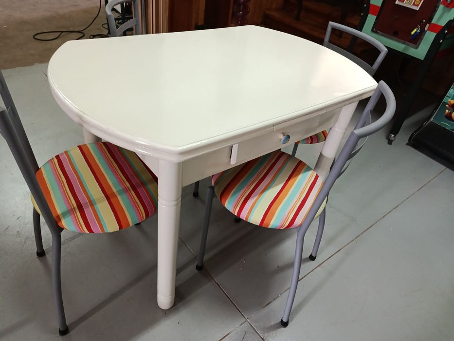 Mesa de cozinha e 4 cadeiras