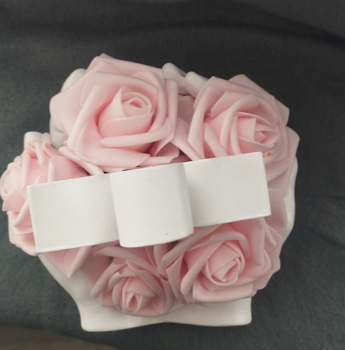 Wieczny bukiet róż w dłoniach z aniołem