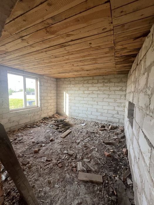 Цегляний будинок в с. Городок біля річки Устя.