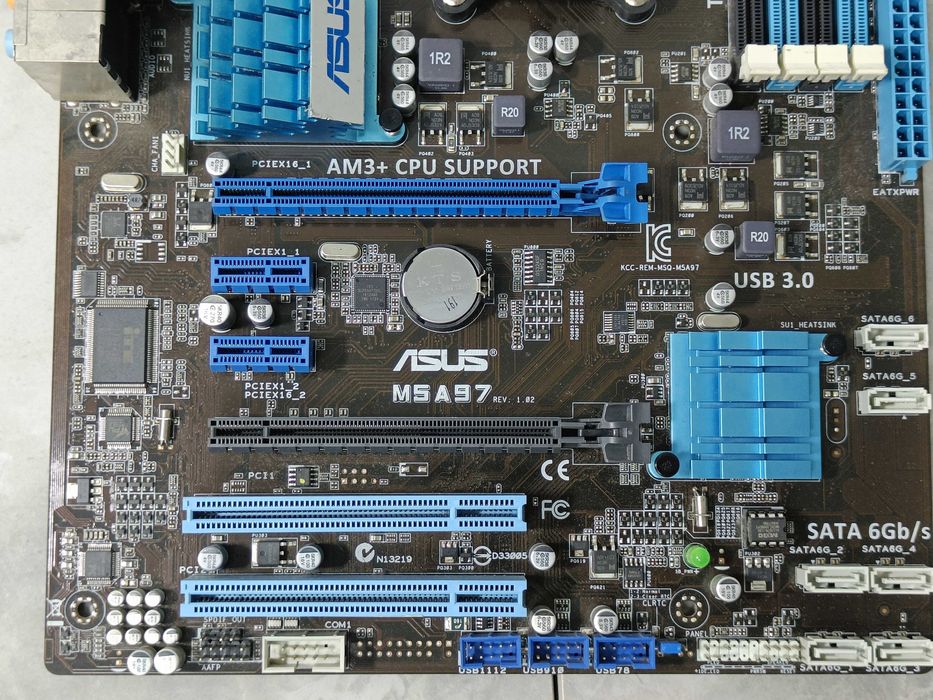 Материнська плата AMD ASUS M5A97 sAM3+ під FX у ВІДМІННОМУ стані