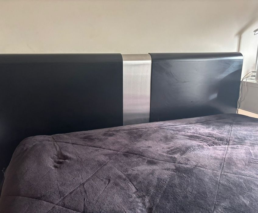 Cama e duas mesas de cabeceira . Quem pretender vendo só a cabeçeira ou as duas mesas de cabeceira