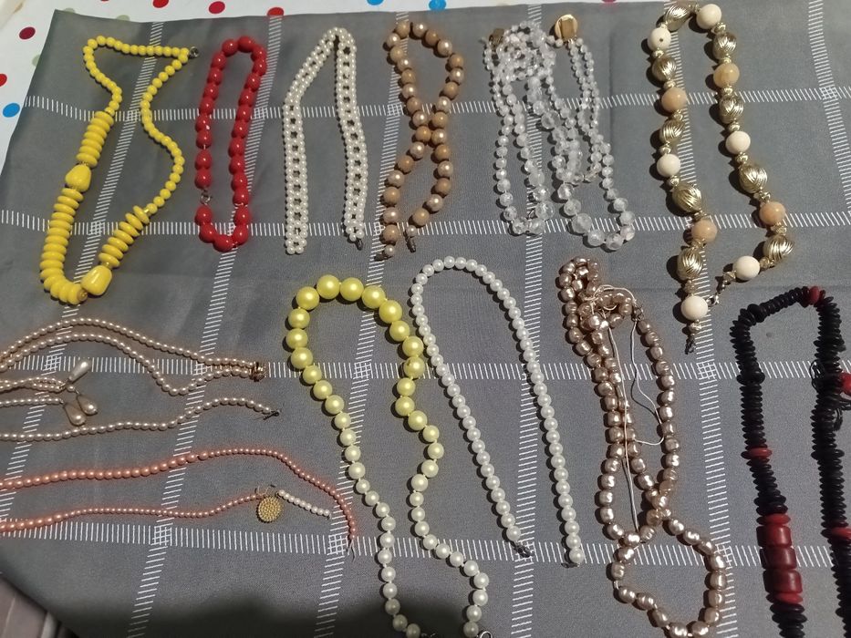 Бусы и другие украшения