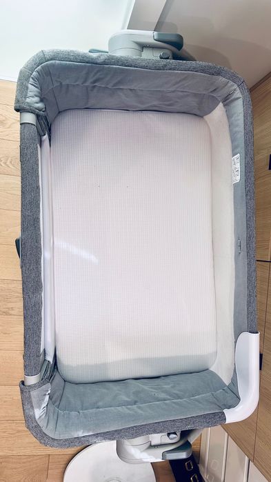 łóżeczko dostawne Chicco Next2Me Magic Evo – Dark Grey + GRATIS karuzela Chicco