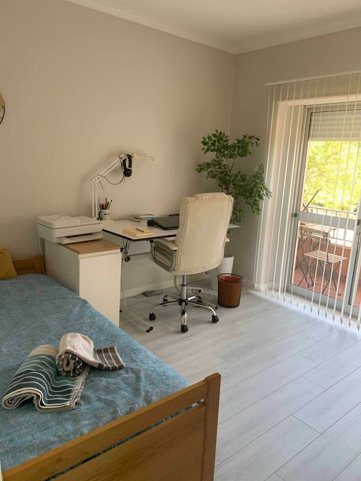 Quarto Individual c/ Varanda - Loures