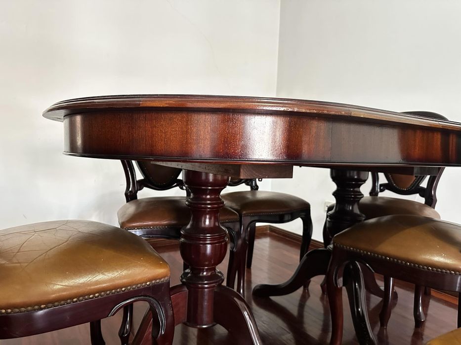 Vendo mesa com cadeiras