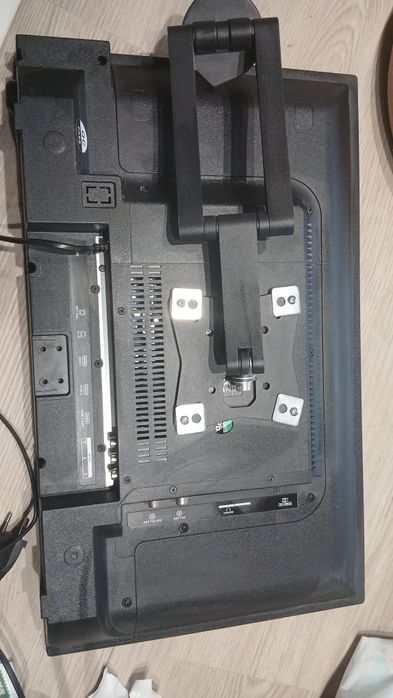 Smart tv com comando universal e suporte