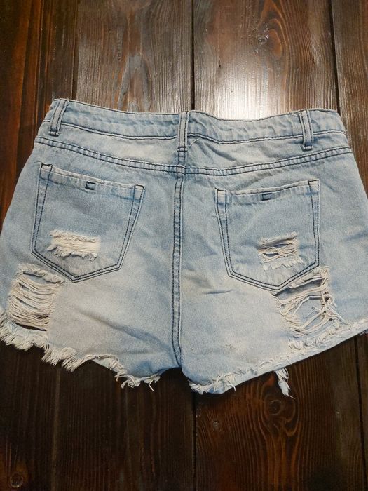 Krutkie spodenki jeansowe