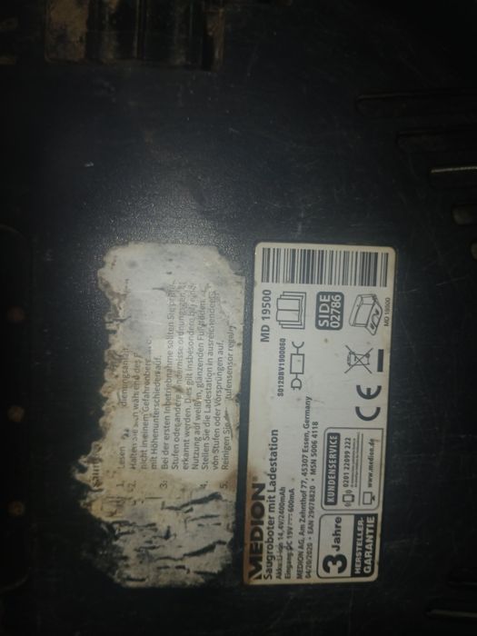 robot odkurzający ze stacją ładującą i pilot