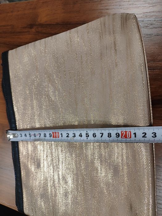 Косметичка золотого кольору Lancome