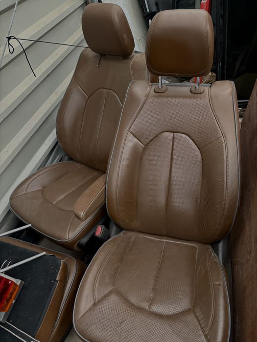 Fotele przód z monitorami Chrysler Pacifica Limited