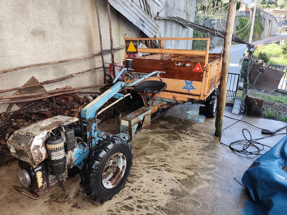 Moto enxada com atrelado e material agrícola
