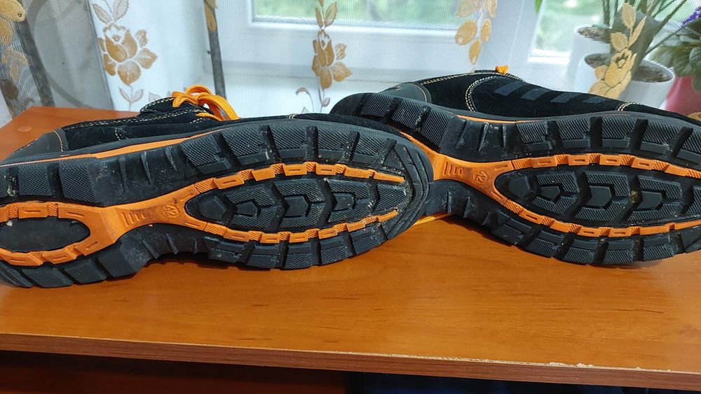 Продам мужские рабочие кроссовки