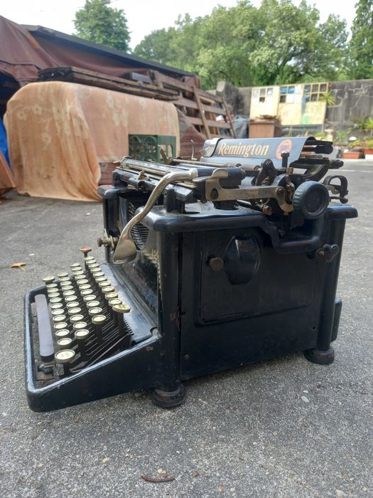 Máquina de escrever antiga Remington N12