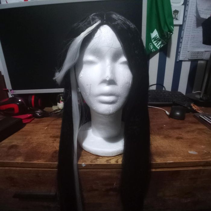 Czarny wig z białymi paskami do Dark Cacao