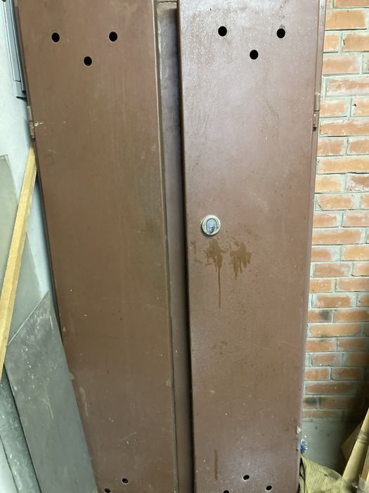 Шкаф металлический .