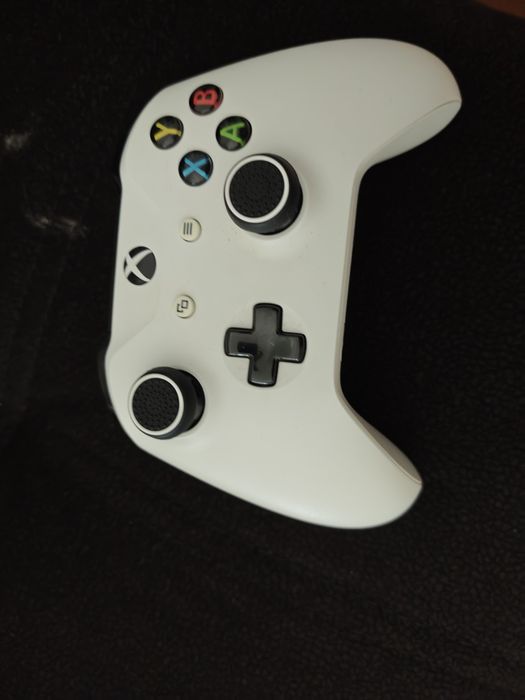 Xbox one s 1tb com 2 jogos Just Dance