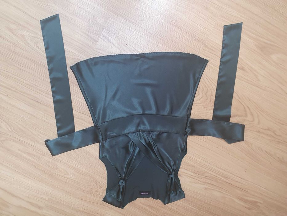 Bonito top verde acetinado, sem mangas, tamanho S, marca Nakuro