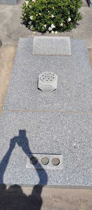 Vedo uma campa nova com jazigo moderno no cemitério na freguesia de Cambeses Barcelos