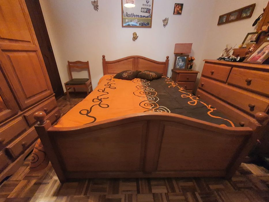 Cama,  mesa cabeceira, cómoda aparador,  toucador