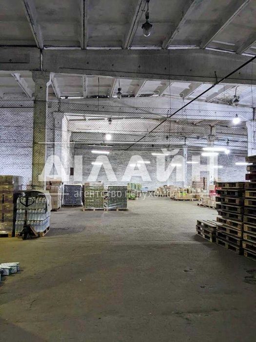 Капітальний склад з рампою та офісами.  Поруч з трасою.