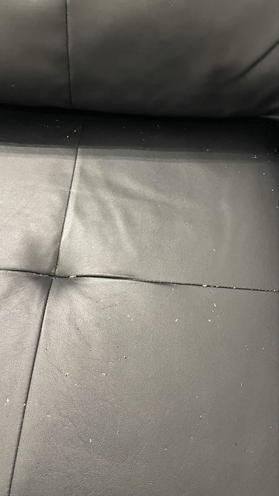 Sofá cama em couro muito confortável