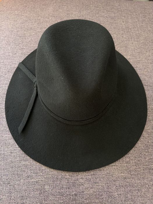 elegancki damski kapelusz z szerokim rondem