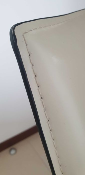 Quatro cadeiras brancas de boa qualidade