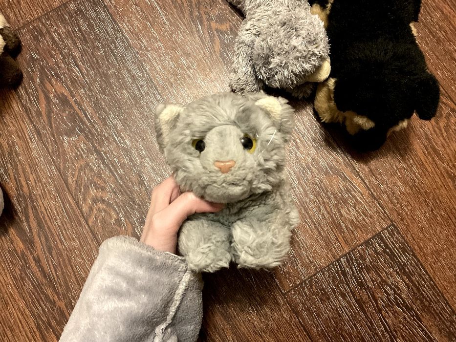 Продам мягкую игрушку котик лежачий