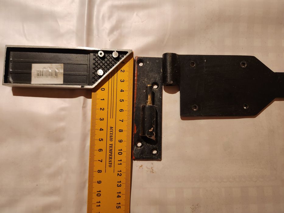 Dobradiças em ferro.