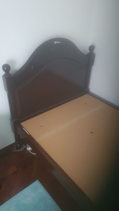 Cama de solteiro em madeira maciça