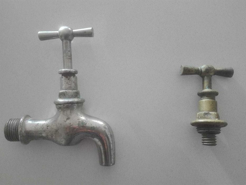 Duas torneiras antigas com formas diferentes