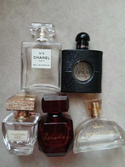 Пусті флакони від парфумів.