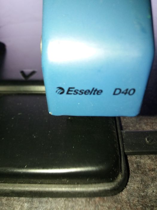 Dziurkacz Esselte D40