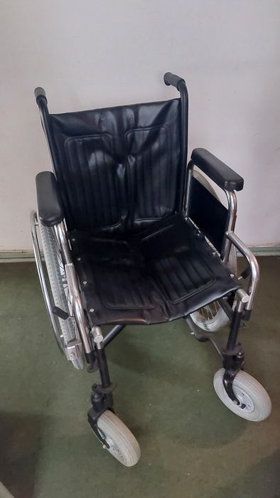 Cadeira de rodas e andarilho articulado