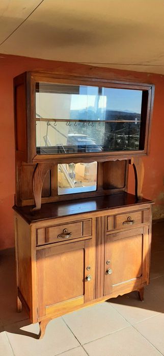 Armário antigo com espelhos