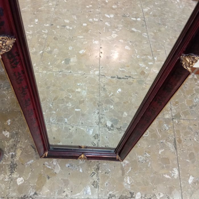 Espelho antigo com moldura de madeira