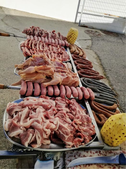 Porco no espeto, espetadas gigantes, grelhados e outras opções