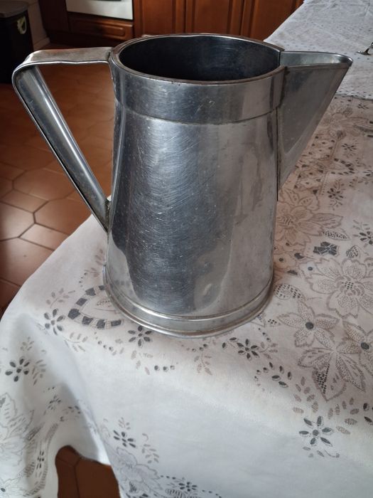 Funil em inox e jarro também em inox de 2 L