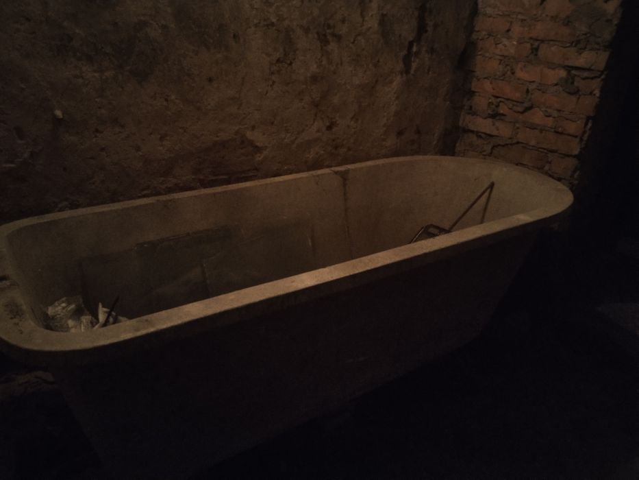 Zabytkowa betonowa wanna z lat 50-tych