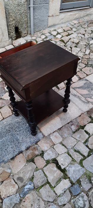 Mesa em madeira escura