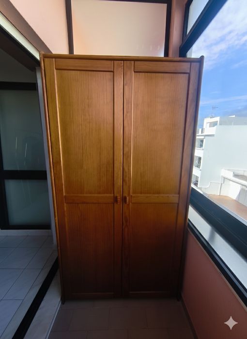 Roupeiro em Pinho Maciço – Qualidade Real