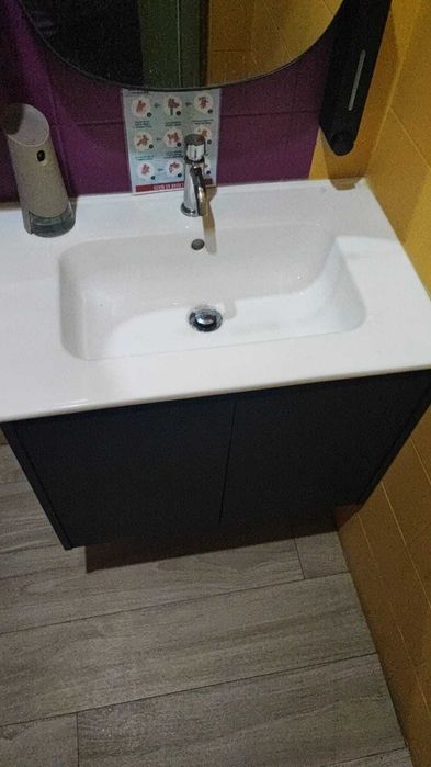 PIA de Casa de Banho com Armário e Torneira
