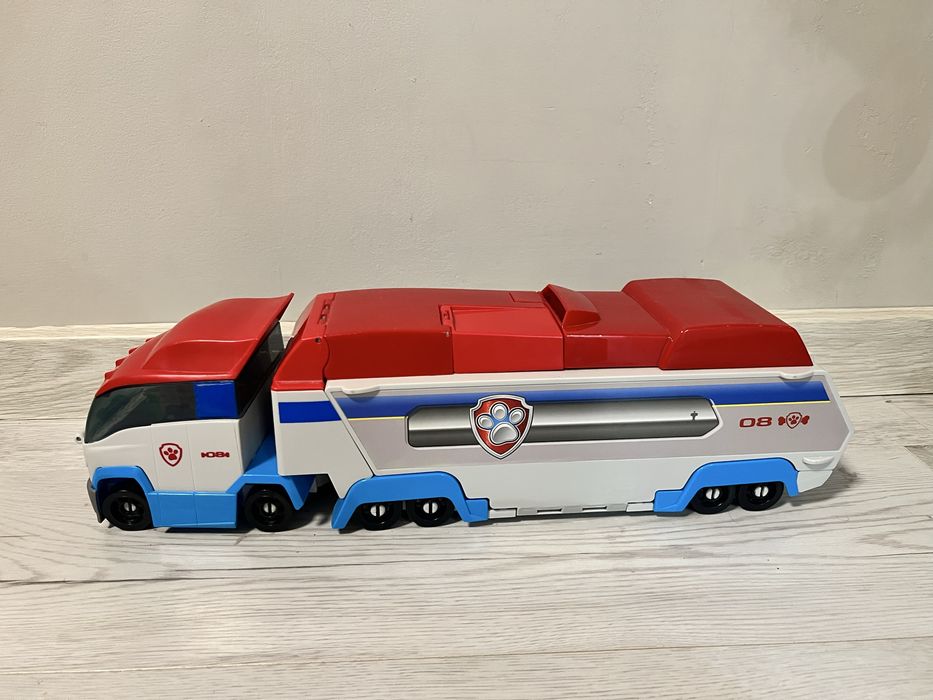 Auto patrolowiec z autami psi patrol