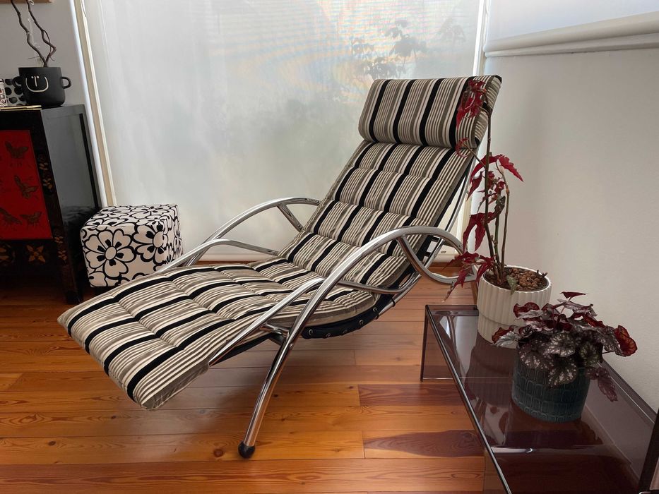 Chaise Longue Ajustável em Veludo Listrado e Estrutura Cromada
