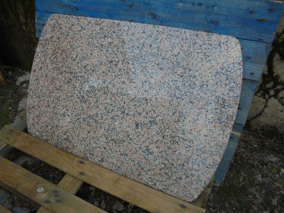 Tampo para mesa de jardim ou cozinha em granito-rosa