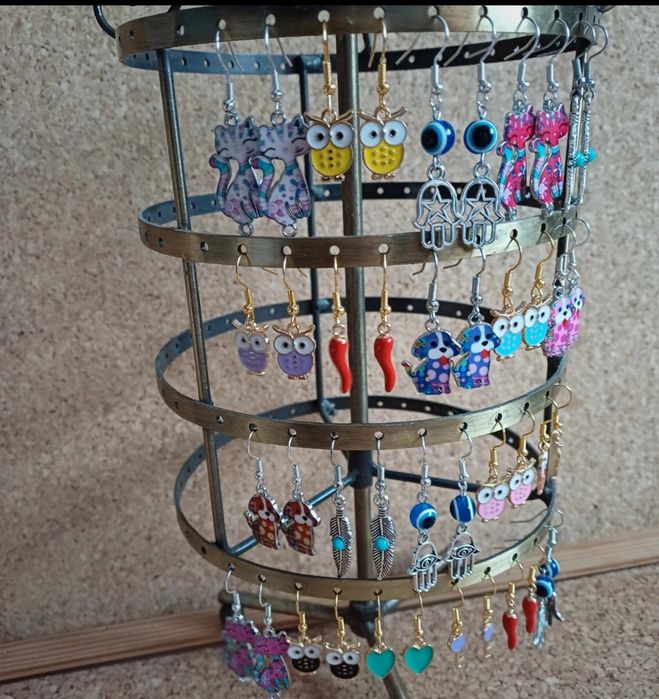 Brincos. Novos.
Cada par 2,25€.
Mais modelos disponíveis nas fotos.