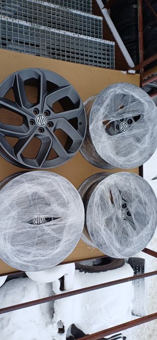Alufelgi VOLVO 8x20 cali , rozstaw śrub 5x108 , średnica piasty 63,3.