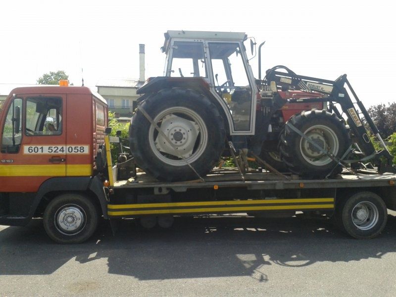 Transport pomoc drogowa laweta wciągarka wypadek maszyn aut ciągnika